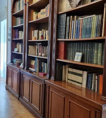 Апартаменты Uncle's House, 150 Mq Only Two Stops From Duomo